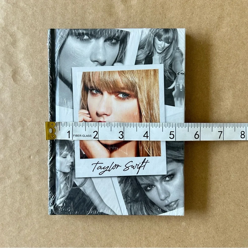 Taylor Swift Collectible Hardcover Book Taylor Swift Spotlight On A Legend Book - Picture 9 of 12